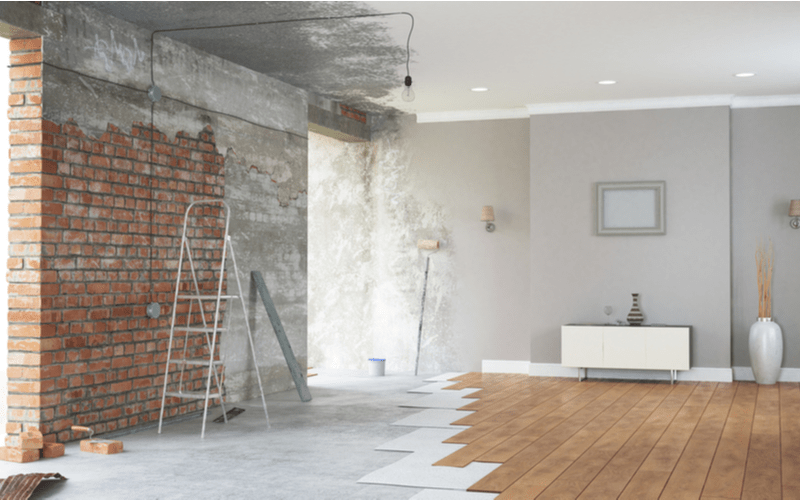 shutterstock homme qui nettoie une toiture